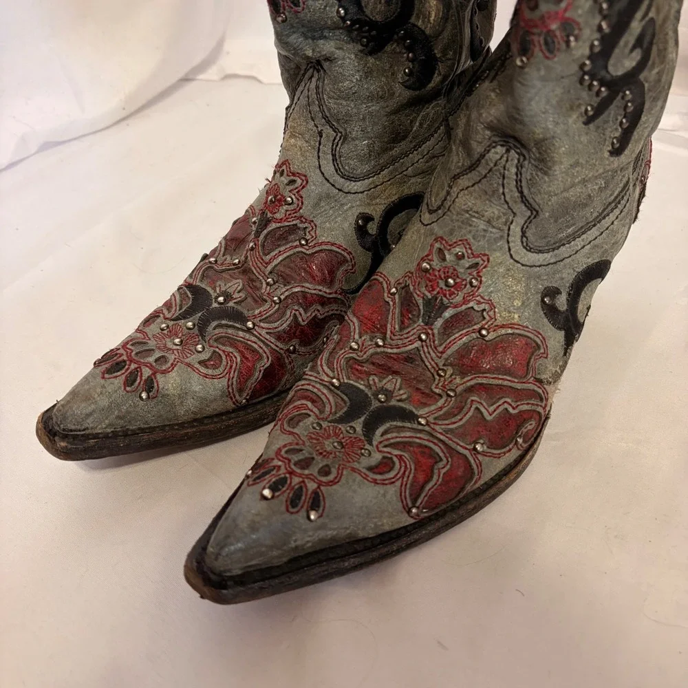 Corral Stunning Grey cowboy boots with red embroidered and studded detailing